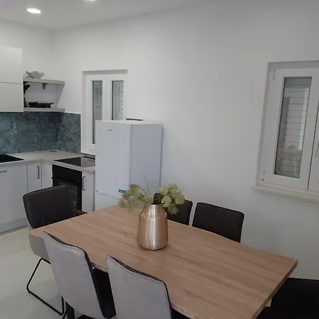 Mirna アパート コルチュラ